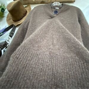 Soft Cashmere vintage V-neck sweater w cottage core granny cabin vibe